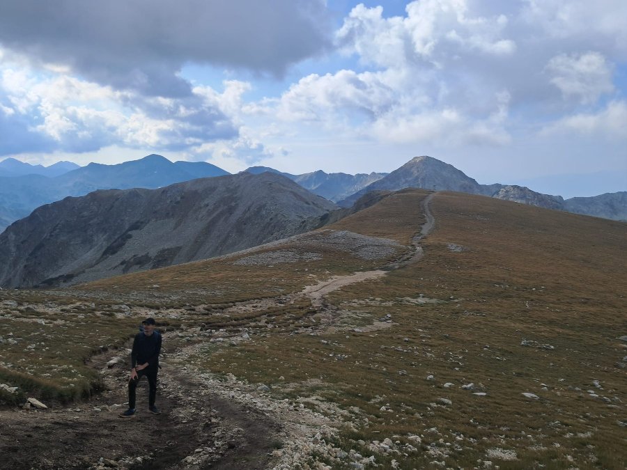 Grań nad Bansko, szlak schodzi w dolinę