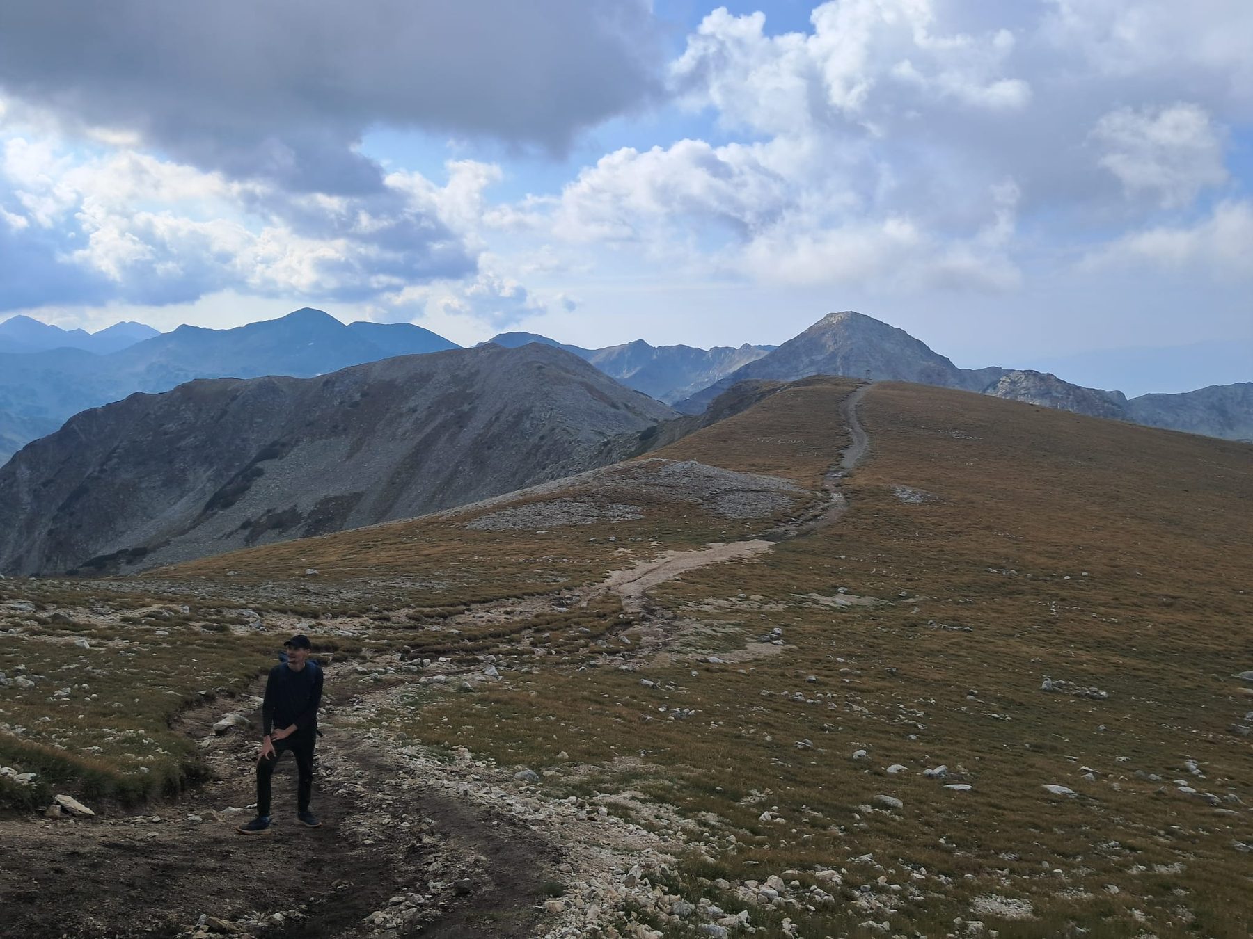 Grań w Pirinie nad Bansko, szlak schodzący w dolinę